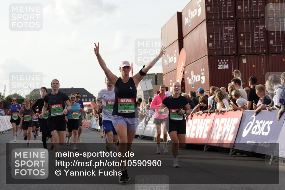 03.10.2026 - Köhlbrandbrückenlauf Yannick Fuchs http://msf.ph/oto/10590960 03.10.2026 16:16:49 Ziel 7056, 7289, 7658, 7659, 8150, 8161, 8213, 8352, 8442, 8457, 8467, 8492, 8614, 8674, 8706, 8904, 9039, 9055, 9088, 9098, 9104, 9128, 9321, 9771, 9806 meine-sportfotos.de