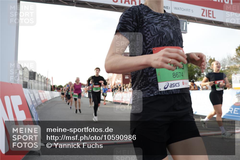 03.10.2026 - Köhlbrandbrückenlauf Yannick Fuchs http://msf.ph/oto/10590986 03.10.2026 16:16:52 Ziel 7056, 7289, 7570, 7658, 7659, 8150, 8161, 8213, 8352, 8442, 8467, 8614, 8674, 8706, 8734, 8775, 8904, 9039, 9055, 9088, 9104, 9128, 9321, 9771, 9806 meine-sportfotos.de