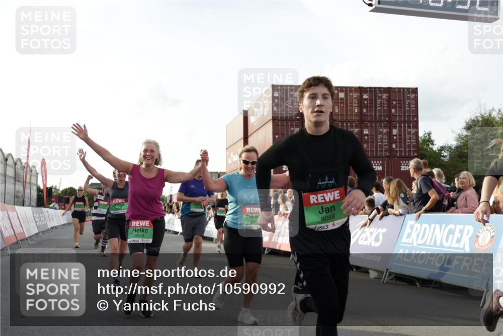 03.10.2026 - Köhlbrandbrückenlauf Yannick Fuchs http://msf.ph/oto/10590992 03.10.2026 16:16:53 Ziel 7056, 7289, 7570, 7658, 7659, 8150, 8161, 8213, 8442, 8467, 8614, 8674, 8706, 8734, 8775, 8904, 9039, 9055, 9088, 9104, 9128, 9321, 9771, 9806 meine-sportfotos.de