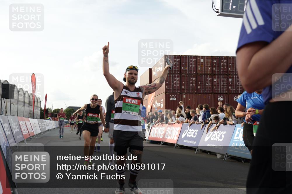 03.10.2026 - Köhlbrandbrückenlauf Yannick Fuchs http://msf.ph/oto/10591017 03.10.2026 16:16:56 Ziel 7056, 7570, 7658, 7659, 8161, 8213, 8442, 8467, 8614, 8674, 8675, 8706, 8734, 8775, 8904, 9039, 9055, 9088, 9104, 9128, 9164, 9165, 9321, 9771, 9806 meine-sportfotos.de