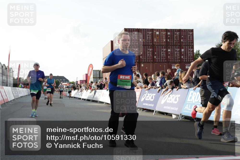 03.10.2026 - Köhlbrandbrückenlauf Yannick Fuchs http://msf.ph/oto/10591330 03.10.2026 16:17:44 Ziel 7078, 7170, 7214, 7424, 7425, 7721, 8367, 8476, 8499, 8612, 8636, 8650, 8776, 8810, 8856, 8985, 9312 meine-sportfotos.de