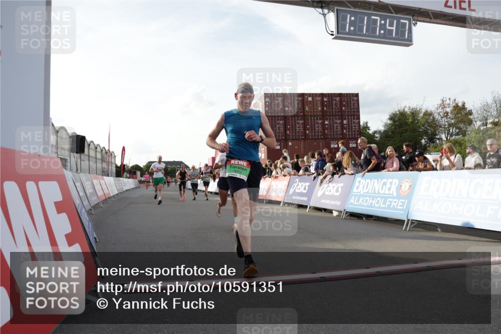 03.10.2026 - Köhlbrandbrückenlauf Yannick Fuchs http://msf.ph/oto/10591351 03.10.2026 16:17:48 Ziel 7078, 7170, 8367, 8476, 8521, 8612, 8636, 8776, 8810, 8856, 8985, 9312 meine-sportfotos.de