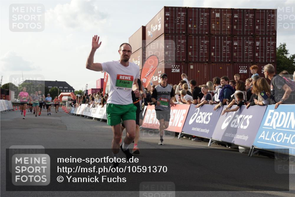 03.10.2026 - Köhlbrandbrückenlauf Yannick Fuchs http://msf.ph/oto/10591370 03.10.2026 16:17:51 Ziel 7170, 7775, 7785, 7946, 8521, 8612, 8636, 8776, 8985, 9312 meine-sportfotos.de