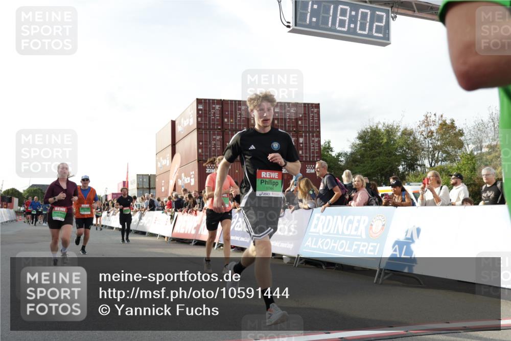 03.10.2026 - Köhlbrandbrückenlauf Yannick Fuchs http://msf.ph/oto/10591444 03.10.2026 16:18:03 Ziel 7153, 7775, 7785, 7946, 7983, 7991, 8355, 8893, 9244, 9470, 9802 meine-sportfotos.de