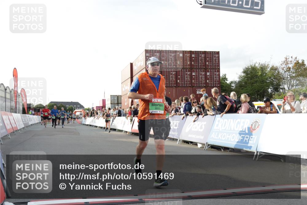 03.10.2026 - Köhlbrandbrückenlauf Yannick Fuchs http://msf.ph/oto/10591469 03.10.2026 16:18:06 Ziel 7153, 7265, 7578, 7983, 7991, 8355, 8587, 8588, 8738, 8844, 8884, 8893, 9244, 9470, 9802 meine-sportfotos.de