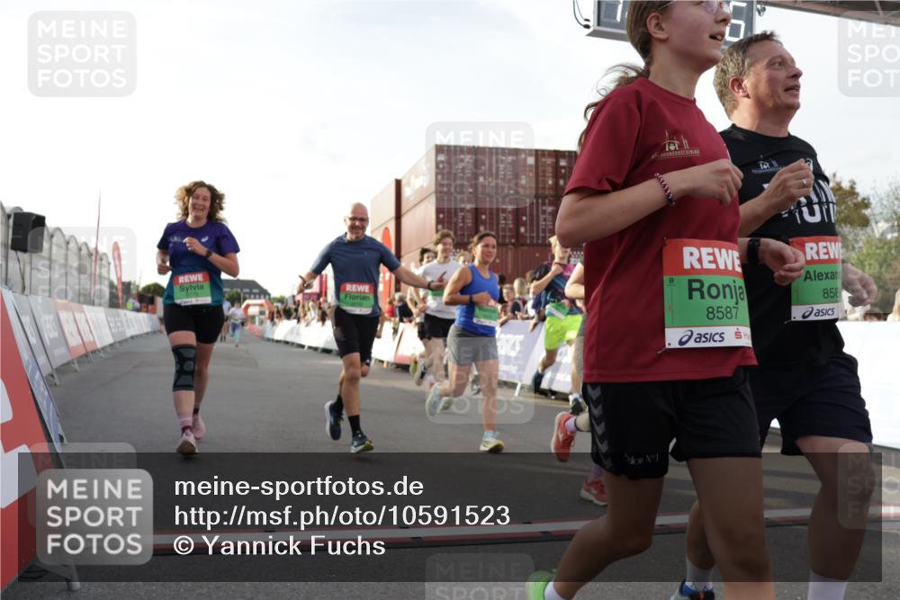 03.10.2026 - Köhlbrandbrückenlauf Yannick Fuchs http://msf.ph/oto/10591523 03.10.2026 16:18:17 Ziel 7265, 7332, 7535, 7578, 7991, 8056, 8057, 8355, 8377, 8430, 8517, 8586, 8587, 8588, 8722, 8738, 8745, 8770, 8844, 8882, 8884, 9195, 9232, 9668 meine-sportfotos.de