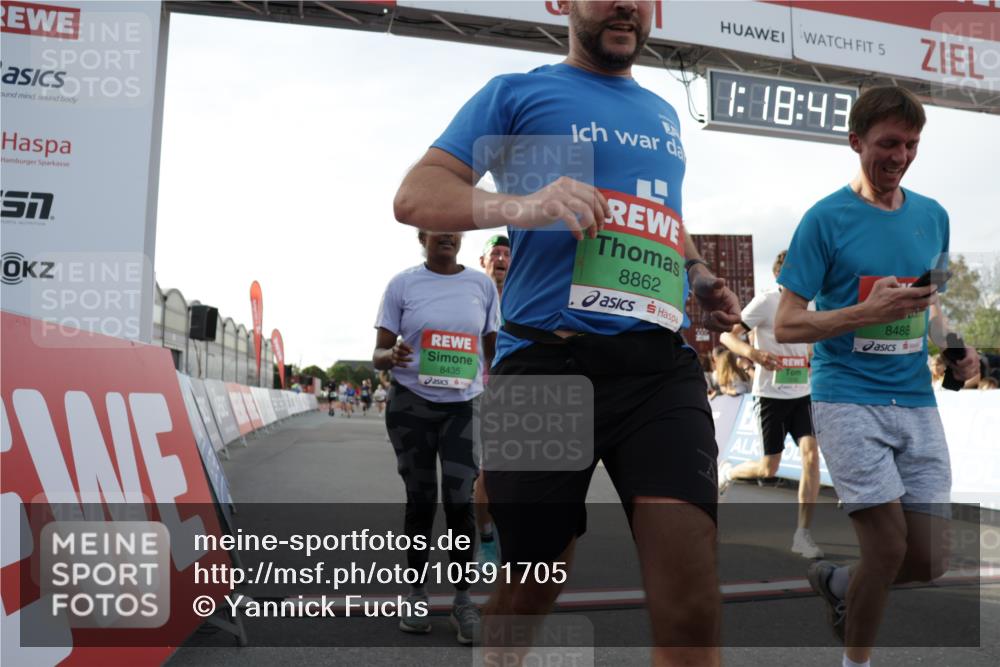 03.10.2026 - Köhlbrandbrückenlauf Yannick Fuchs http://msf.ph/oto/10591705 03.10.2026 16:18:44 Ziel 7230, 7246, 7247, 7763, 8435, 8488, 8607, 8862, 9275, 9358, 9700 meine-sportfotos.de