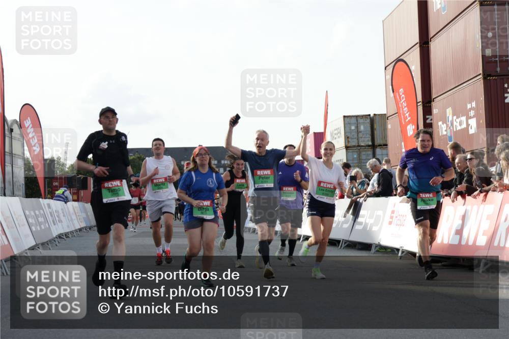 03.10.2026 - Köhlbrandbrückenlauf Yannick Fuchs http://msf.ph/oto/10591737 03.10.2026 16:18:51 Ziel 7211, 7246, 7247, 8028, 8389, 8390, 8715, 8925, 9075, 9103, 9105 meine-sportfotos.de