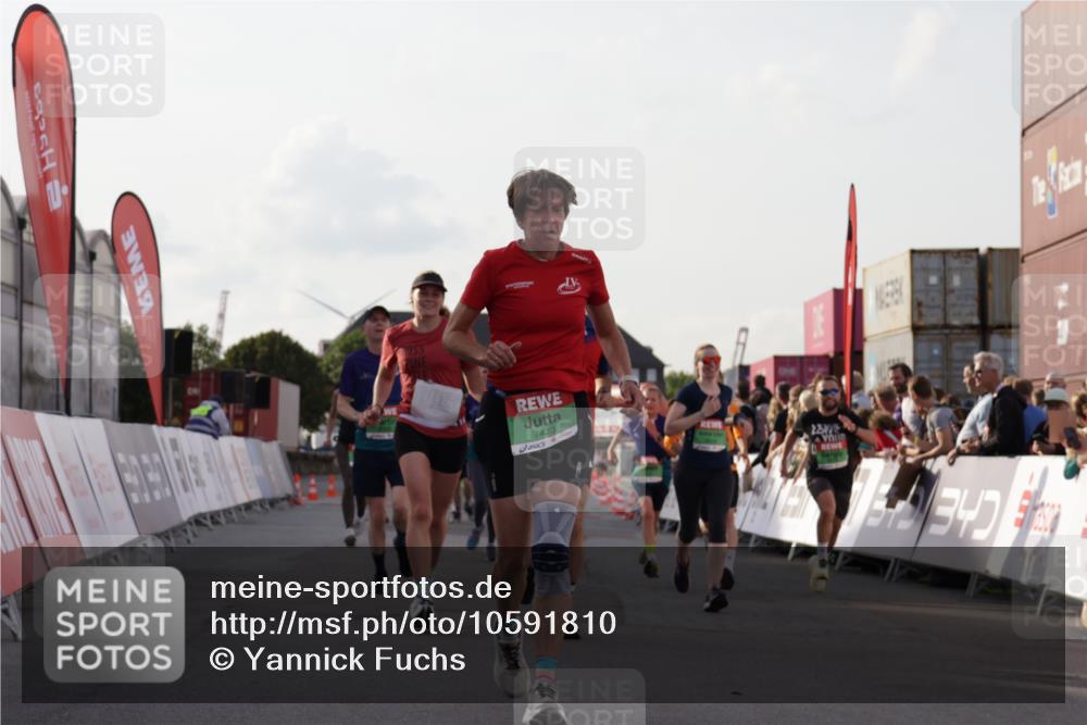 03.10.2026 - Köhlbrandbrückenlauf Yannick Fuchs http://msf.ph/oto/10591810 03.10.2026 16:19:01 Ziel 7154, 7423, 7639, 7640, 8108, 8553, 8703, 8715, 8879, 8914, 8925, 9103, 9150, 9536 meine-sportfotos.de
