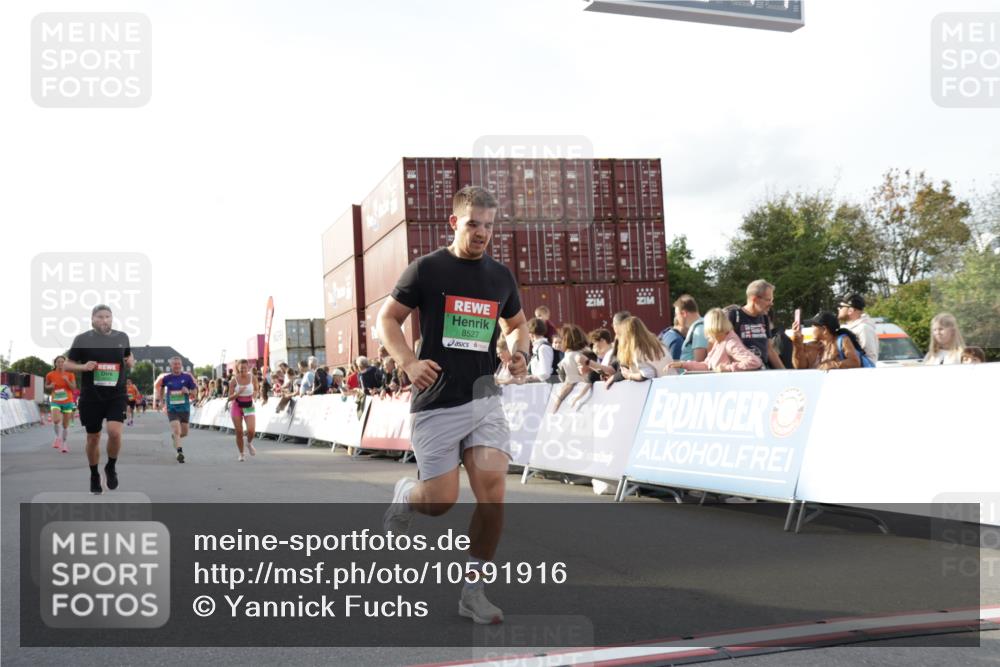 03.10.2026 - Köhlbrandbrückenlauf Yannick Fuchs http://msf.ph/oto/10591916 03.10.2026 16:19:15 Ziel 7155, 7177, 7178, 7188, 7532, 8344, 8527, 8703, 9043, 9080 meine-sportfotos.de