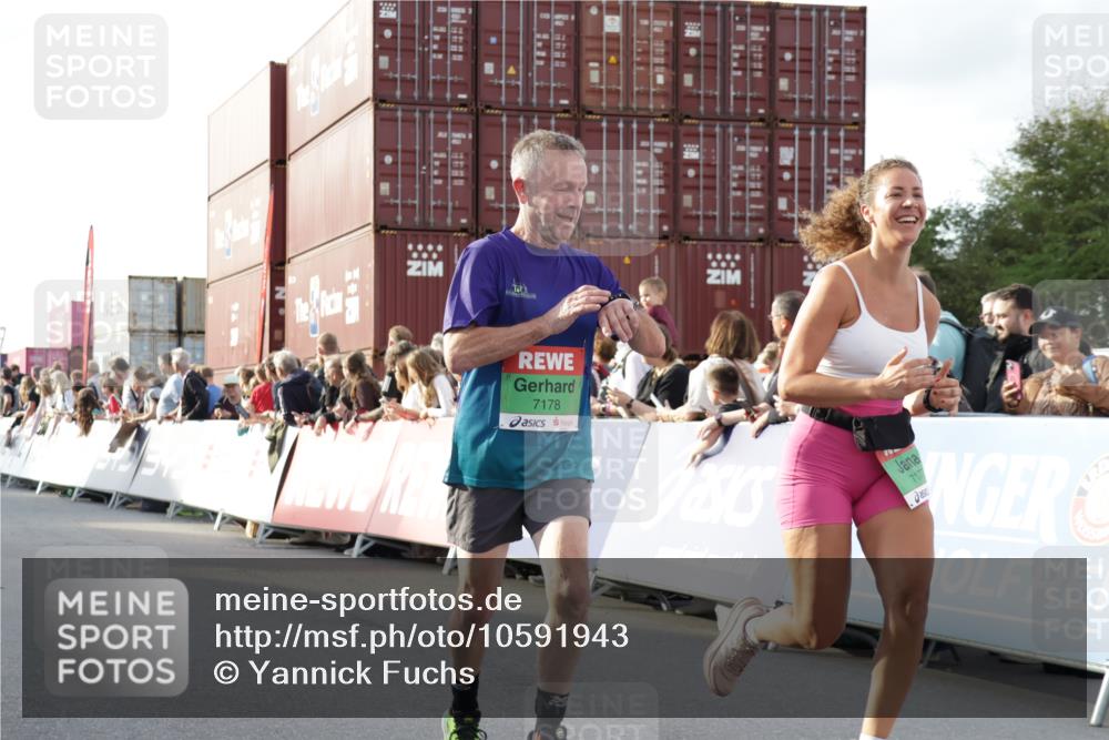 03.10.2026 - Köhlbrandbrückenlauf Yannick Fuchs http://msf.ph/oto/10591943 03.10.2026 16:19:19 Ziel 7155, 7177, 7178, 7629, 7630, 8109, 8344, 8527, 9043 meine-sportfotos.de