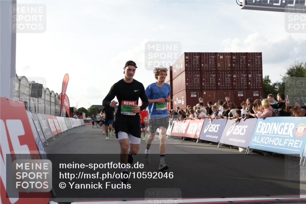 03.10.2026 - Köhlbrandbrückenlauf Yannick Fuchs http://msf.ph/oto/10592046 03.10.2026 16:19:35 Ziel 7634, 7782, 7783, 7950, 7953, 8005, 8468, 8950, 9192, 9373, 9490, 9669 meine-sportfotos.de