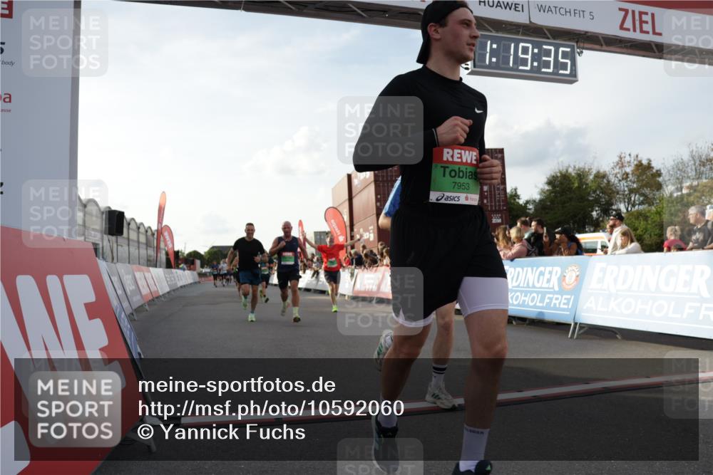 03.10.2026 - Köhlbrandbrückenlauf Yannick Fuchs http://msf.ph/oto/10592060 03.10.2026 16:19:36 Ziel 7072, 7634, 7673, 7782, 7783, 7950, 7953, 8005, 8468, 8950, 9192, 9373, 9490, 9669 meine-sportfotos.de