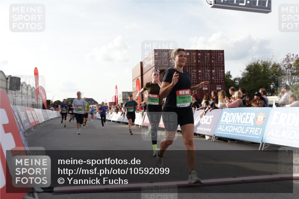 03.10.2026 - Köhlbrandbrückenlauf Yannick Fuchs http://msf.ph/oto/10592099 03.10.2026 16:19:41 Ziel 7072, 7634, 7661, 7673, 7782, 7783, 8005, 8813, 8950, 9092, 9192, 9268, 9373, 9490, 9790 meine-sportfotos.de
