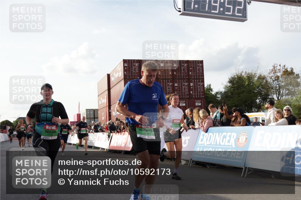 03.10.2026 - Köhlbrandbrückenlauf Yannick Fuchs http://msf.ph/oto/10592173 03.10.2026 16:19:53 Ziel 7167, 7168, 7540, 7740, 8128, 8688, 8717, 8813, 8836, 8938, 9092, 9268, 9355, 9625 meine-sportfotos.de