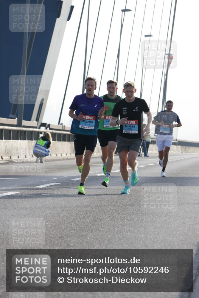 03.10.2026 - Köhlbrandbrückenlauf Strokosch-Dieckow http://msf.ph/oto/10592246 03.10.2026 09:16:48 Position 1 2026, 2111, 2106 meine-sportfotos.de