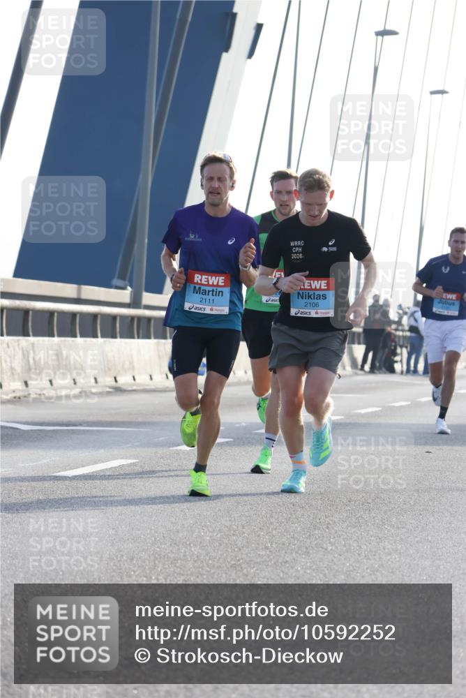 03.10.2026 - Köhlbrandbrückenlauf Strokosch-Dieckow http://msf.ph/oto/10592252 03.10.2026 09:16:49 Position 1 2026, 2111, 2106 meine-sportfotos.de