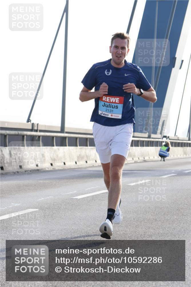 03.10.2026 - Köhlbrandbrückenlauf Strokosch-Dieckow http://msf.ph/oto/10592286 03.10.2026 09:16:56 Position 1 2131 meine-sportfotos.de