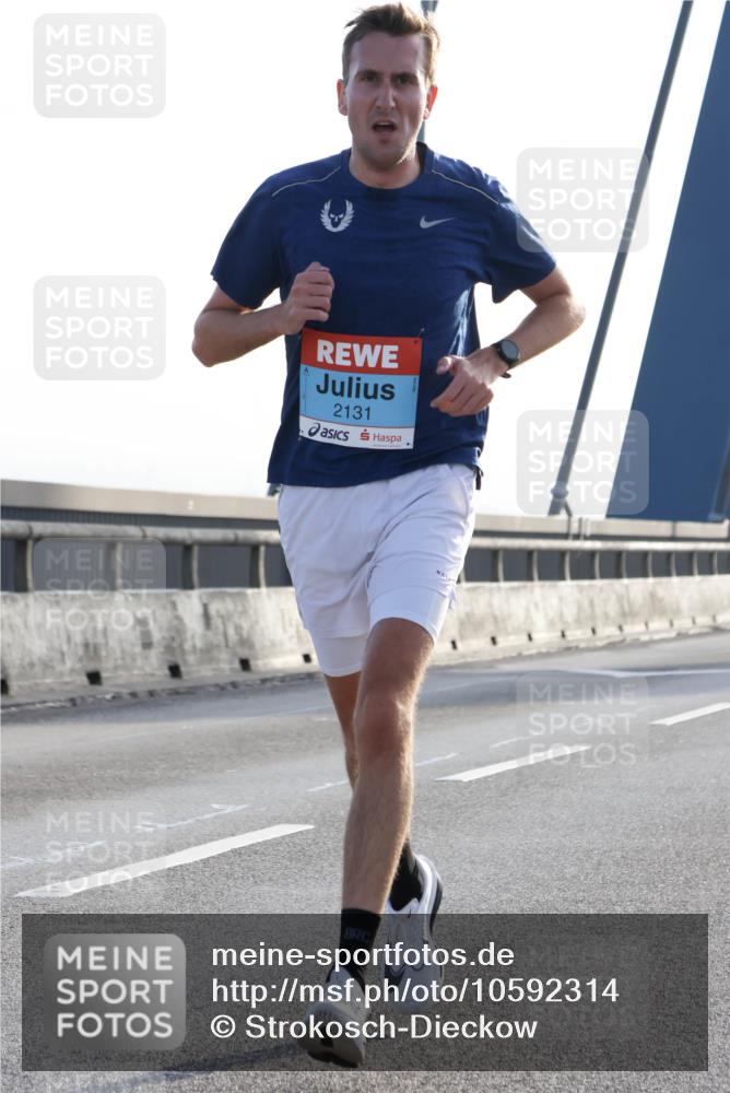 03.10.2026 - Köhlbrandbrückenlauf Strokosch-Dieckow http://msf.ph/oto/10592314 03.10.2026 09:16:57 Position 1 2131 meine-sportfotos.de