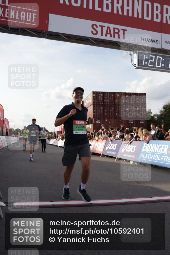 03.10.2026 - Köhlbrandbrückenlauf Yannick Fuchs http://msf.ph/oto/10592401 03.10.2026 16:20:14 Ziel 7063, 7249, 8020, 8590, 8687, 8823, 8824, 8880, 8931, 9600 meine-sportfotos.de