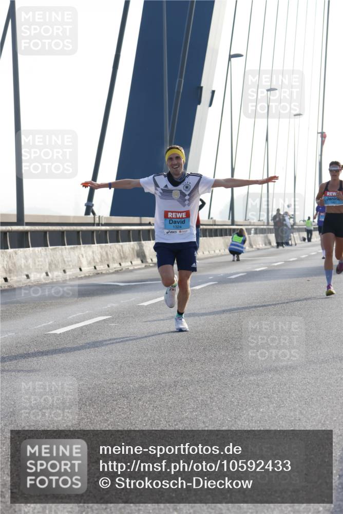 03.10.2026 - Köhlbrandbrückenlauf Strokosch-Dieckow http://msf.ph/oto/10592433 03.10.2026 09:17:39 Position 1 1324 meine-sportfotos.de