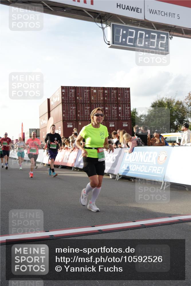 03.10.2026 - Köhlbrandbrückenlauf Yannick Fuchs http://msf.ph/oto/10592526 03.10.2026 16:20:32 Ziel 7098, 7466, 7574, 7681, 8241, 8308, 8334, 8380, 8438, 8534, 8981, 8982, 9071, 9525, 9529 meine-sportfotos.de