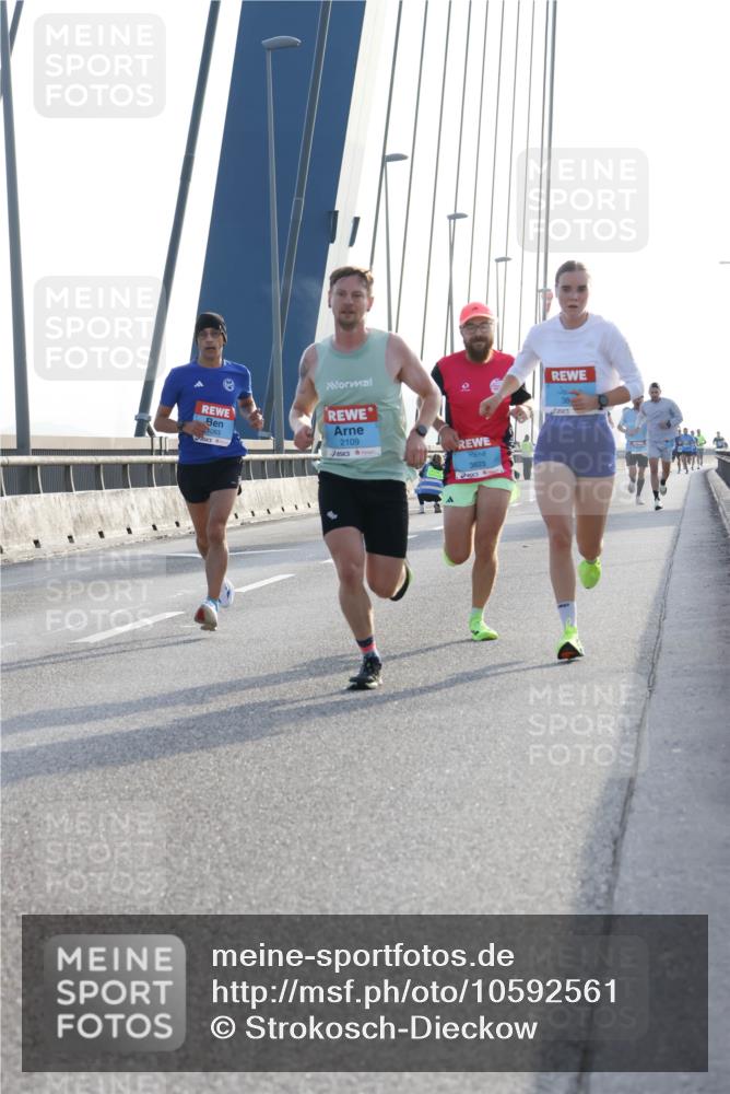 03.10.2026 - Köhlbrandbrückenlauf Strokosch-Dieckow http://msf.ph/oto/10592561 03.10.2026 09:18:11 Position 1 2109, 083, 3823 meine-sportfotos.de