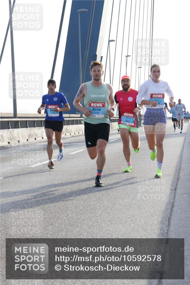 03.10.2026 - Köhlbrandbrückenlauf Strokosch-Dieckow http://msf.ph/oto/10592578 03.10.2026 09:18:12 Position 1 1083, 2109, 3823, 19 meine-sportfotos.de