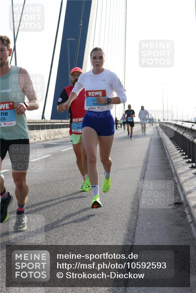 03.10.2026 - Köhlbrandbrückenlauf Strokosch-Dieckow http://msf.ph/oto/10592593 03.10.2026 09:18:13 Position 1 109, 3823, 3849 meine-sportfotos.de