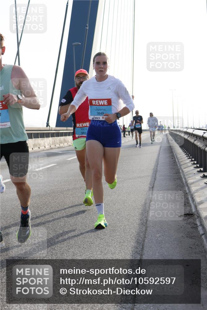 03.10.2026 - Köhlbrandbrückenlauf Strokosch-Dieckow http://msf.ph/oto/10592597 03.10.2026 09:18:13 Position 1 3823, 3849 meine-sportfotos.de