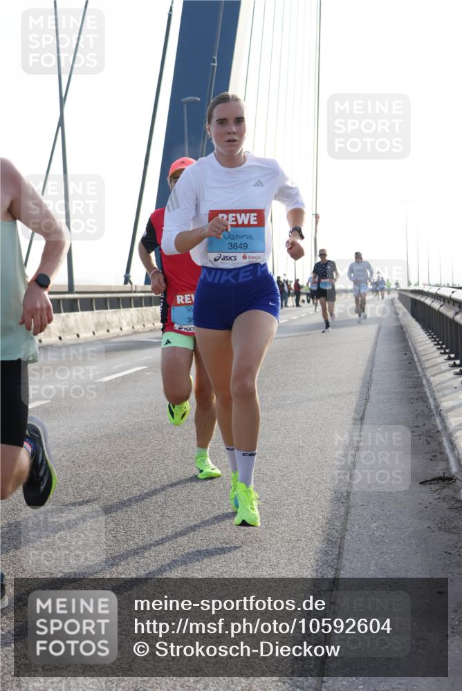 03.10.2026 - Köhlbrandbrückenlauf Strokosch-Dieckow http://msf.ph/oto/10592604 03.10.2026 09:18:14 Position 1 3849, 38 meine-sportfotos.de