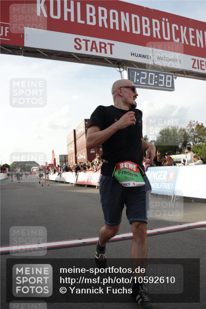 03.10.2026 - Köhlbrandbrückenlauf Yannick Fuchs http://msf.ph/oto/10592610 03.10.2026 16:20:39 Ziel 7098, 7466, 7574, 7681, 8241, 8308, 8361, 8380, 8382, 8438, 8450, 8534, 8981, 8982, 9529 meine-sportfotos.de