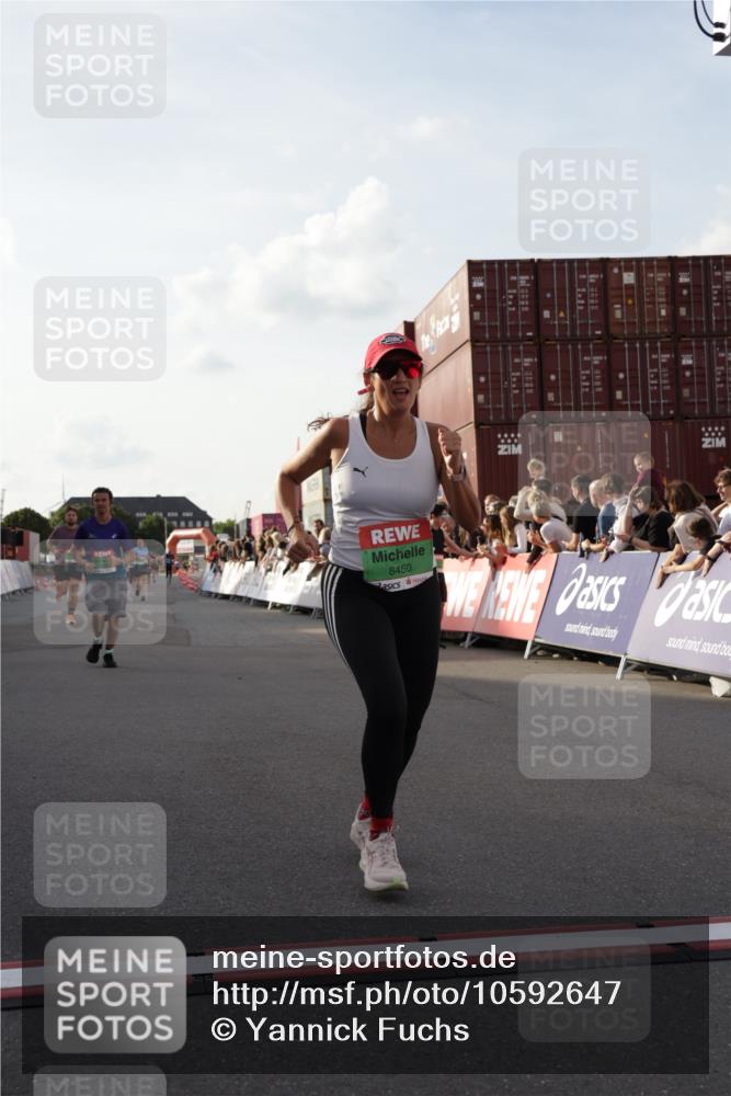 03.10.2026 - Köhlbrandbrückenlauf Yannick Fuchs http://msf.ph/oto/10592647 03.10.2026 16:20:45 Ziel 8250, 8361, 8382, 8450, 8727, 8930 meine-sportfotos.de