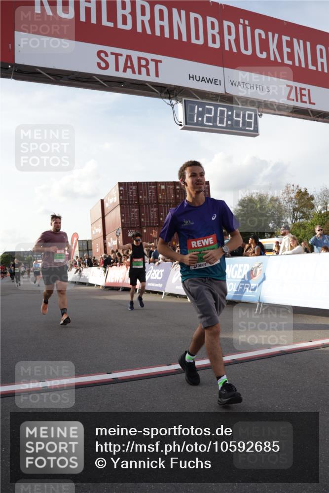 03.10.2026 - Köhlbrandbrückenlauf Yannick Fuchs http://msf.ph/oto/10592685 03.10.2026 16:20:50 Ziel 7519, 8250, 8450, 8727, 8930, 9226, 9501 meine-sportfotos.de