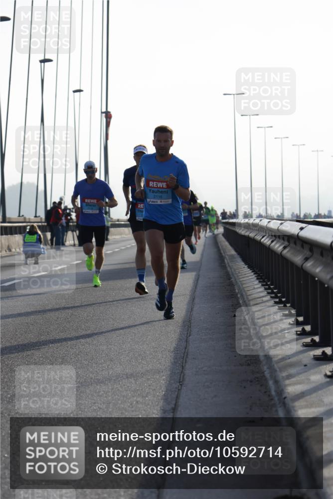 03.10.2026 - Köhlbrandbrückenlauf Strokosch-Dieckow http://msf.ph/oto/10592714 03.10.2026 09:18:39 Position 1 4, 2116 meine-sportfotos.de