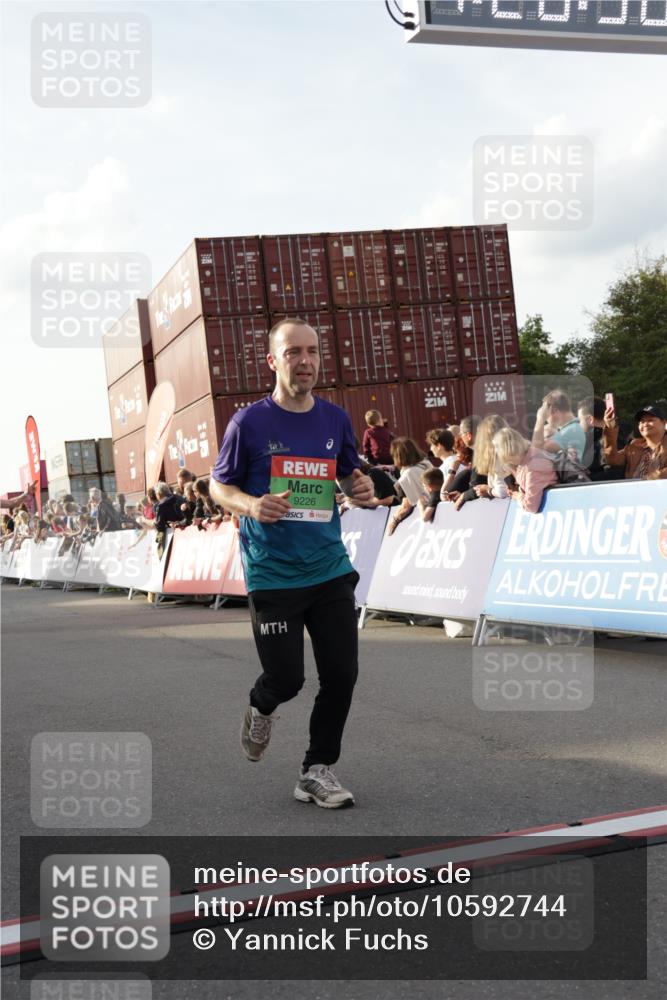 03.10.2026 - Köhlbrandbrückenlauf Yannick Fuchs http://msf.ph/oto/10592744 03.10.2026 16:20:58 Ziel 7336, 7519, 7704, 7711, 7791, 8364, 8564, 8565, 8581, 9226, 9501, 9593 meine-sportfotos.de