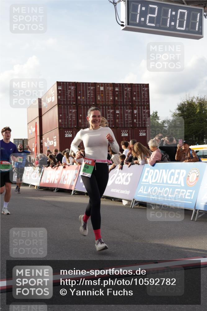 03.10.2026 - Köhlbrandbrückenlauf Yannick Fuchs http://msf.ph/oto/10592782 03.10.2026 16:21:02 Ziel 7336, 7448, 7519, 7704, 7711, 7791, 8364, 8564, 8565, 8581, 8948, 8949, 9173, 9226, 9593 meine-sportfotos.de