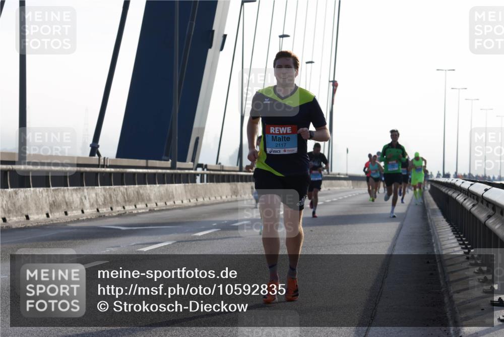 03.10.2026 - Köhlbrandbrückenlauf Strokosch-Dieckow http://msf.ph/oto/10592835 03.10.2026 09:19:00 Position 1 2117 meine-sportfotos.de