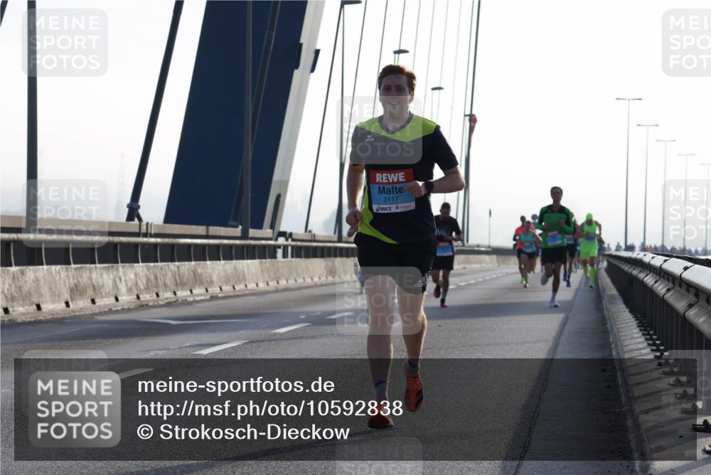 03.10.2026 - Köhlbrandbrückenlauf Strokosch-Dieckow http://msf.ph/oto/10592838 03.10.2026 09:19:00 Position 1 2117 meine-sportfotos.de