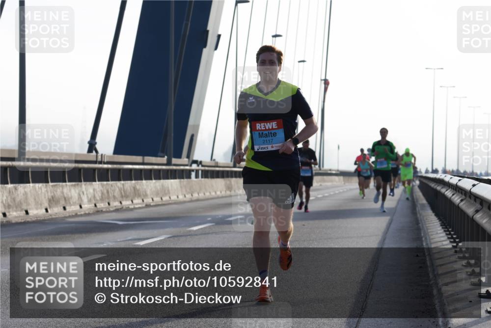 03.10.2026 - Köhlbrandbrückenlauf Strokosch-Dieckow http://msf.ph/oto/10592841 03.10.2026 09:19:00 Position 1 2117 meine-sportfotos.de