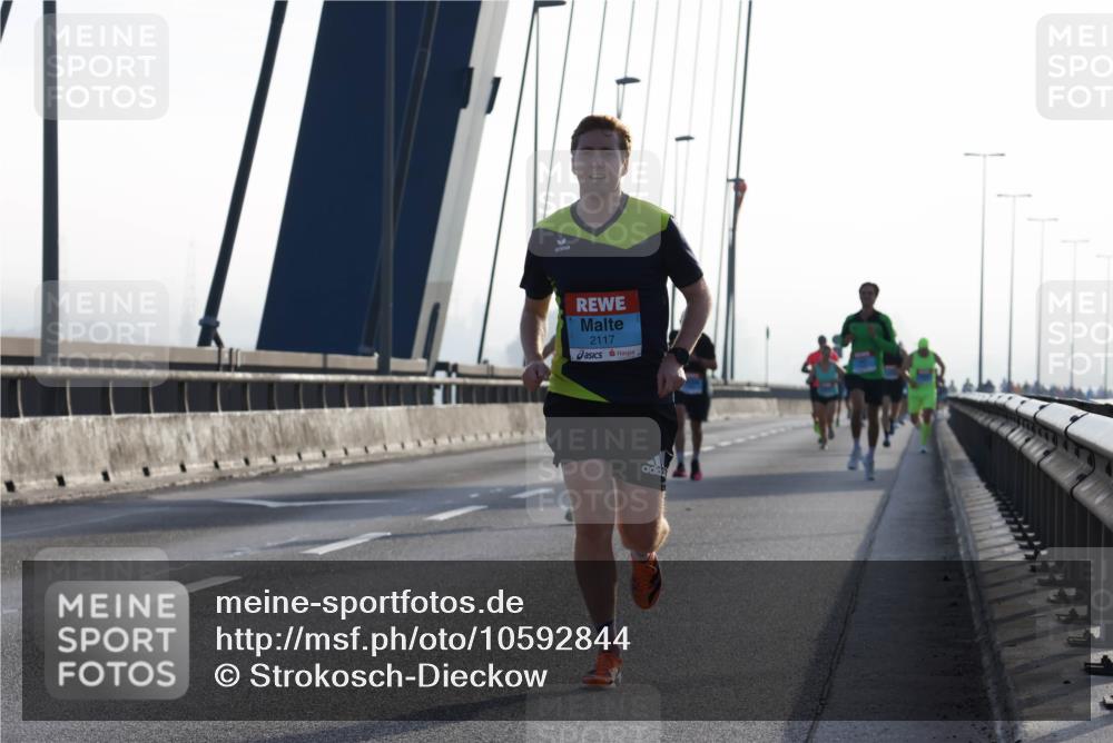 03.10.2026 - Köhlbrandbrückenlauf Strokosch-Dieckow http://msf.ph/oto/10592844 03.10.2026 09:19:00 Position 1 2117 meine-sportfotos.de