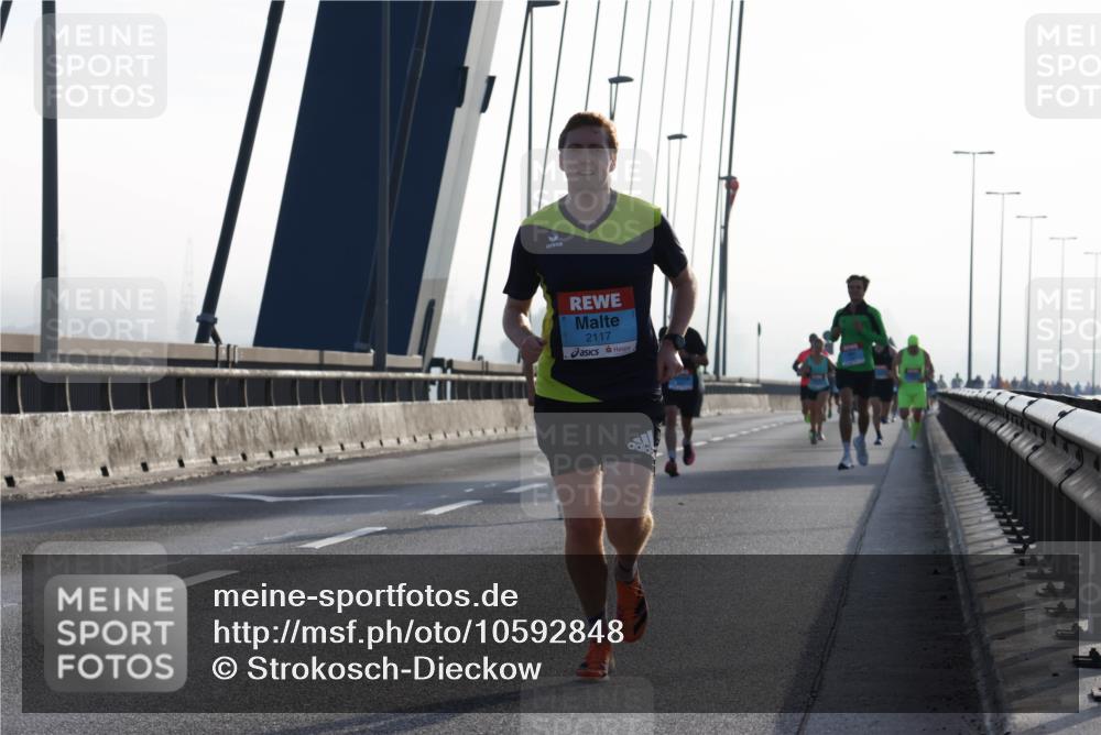 03.10.2026 - Köhlbrandbrückenlauf Strokosch-Dieckow http://msf.ph/oto/10592848 03.10.2026 09:19:00 Position 1 2117 meine-sportfotos.de