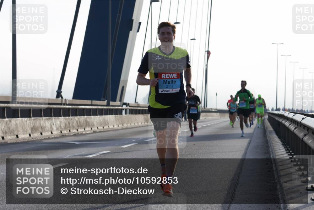03.10.2026 - Köhlbrandbrückenlauf Strokosch-Dieckow http://msf.ph/oto/10592853 03.10.2026 09:19:00 Position 1 2117 meine-sportfotos.de