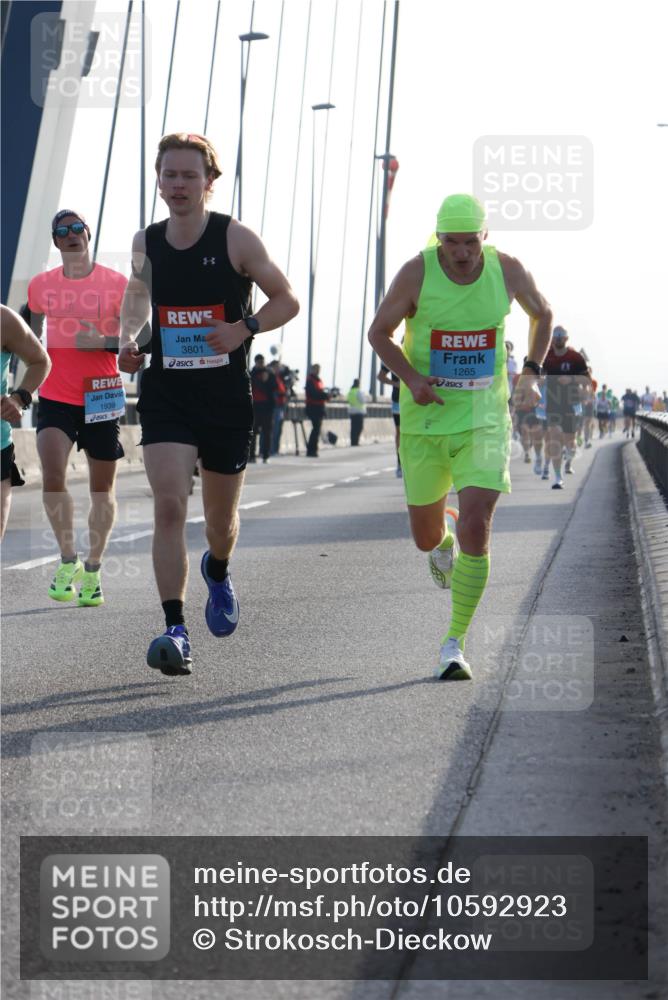 03.10.2026 - Köhlbrandbrückenlauf Strokosch-Dieckow http://msf.ph/oto/10592923 03.10.2026 09:19:13 Position 1 1939, 3801, 1265 meine-sportfotos.de