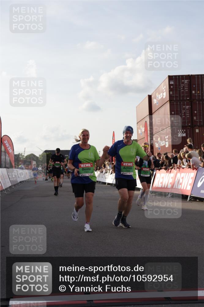 03.10.2026 - Köhlbrandbrückenlauf Yannick Fuchs http://msf.ph/oto/10592954 03.10.2026 16:21:16 Ziel 7245, 7301, 7302, 7341, 7448, 7773, 8535, 8812, 8821, 9188 meine-sportfotos.de