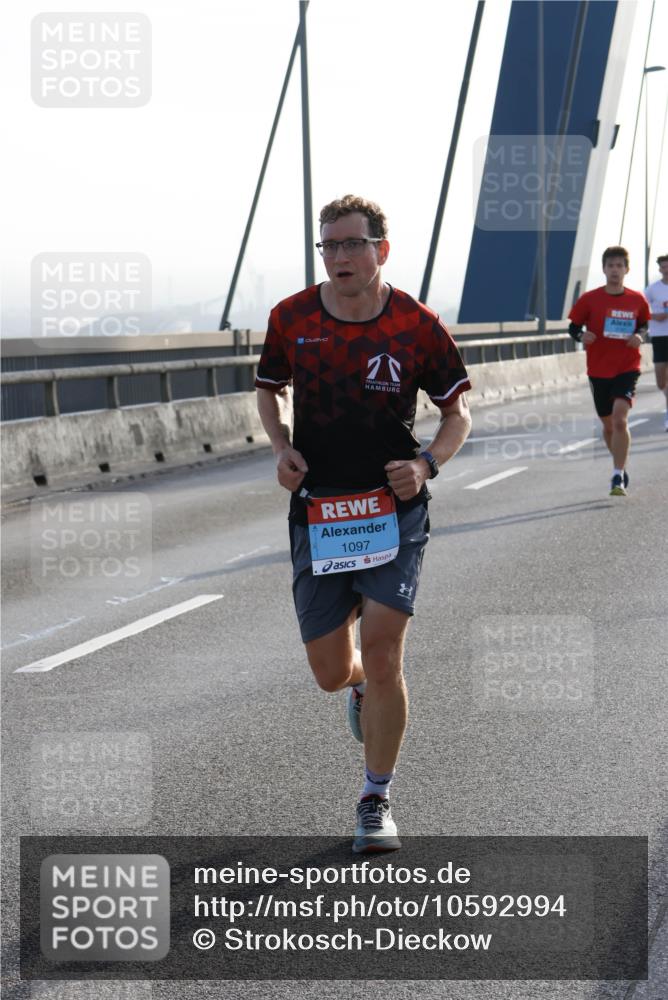 03.10.2026 - Köhlbrandbrückenlauf Strokosch-Dieckow http://msf.ph/oto/10592994 03.10.2026 09:19:31 Position 1 1097 meine-sportfotos.de