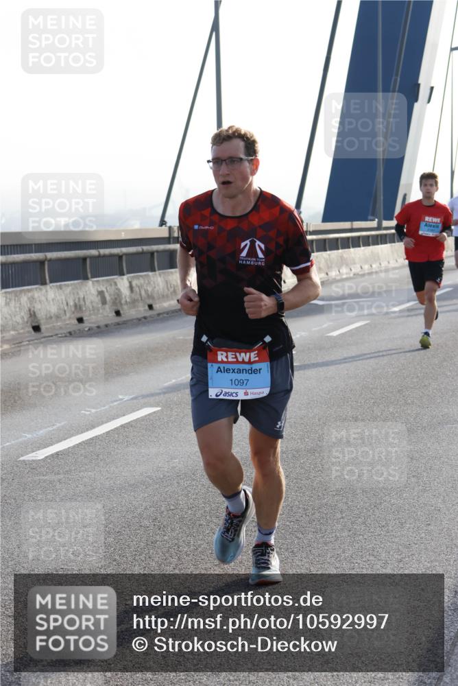 03.10.2026 - Köhlbrandbrückenlauf Strokosch-Dieckow http://msf.ph/oto/10592997 03.10.2026 09:19:31 Position 1 1097 meine-sportfotos.de