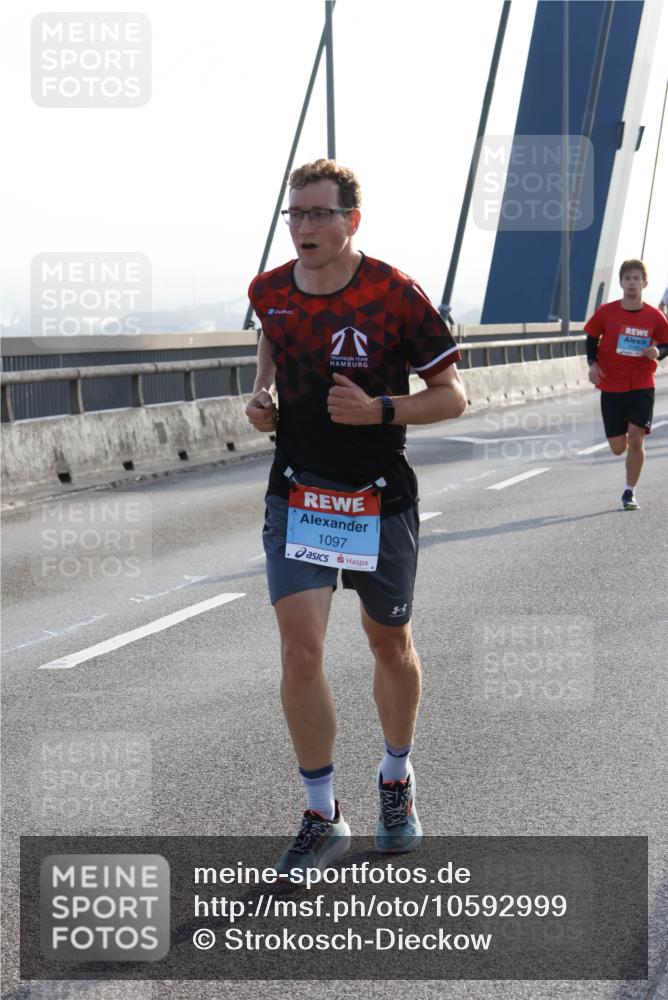03.10.2026 - Köhlbrandbrückenlauf Strokosch-Dieckow http://msf.ph/oto/10592999 03.10.2026 09:19:31 Position 1 949, 1097 meine-sportfotos.de