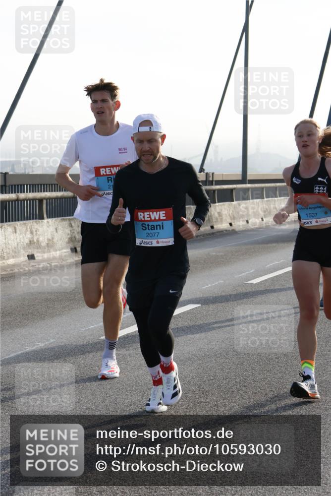 03.10.2026 - Köhlbrandbrückenlauf Strokosch-Dieckow http://msf.ph/oto/10593030 03.10.2026 09:19:38 Position 1 21, 94, 2077, 1507, 0 meine-sportfotos.de