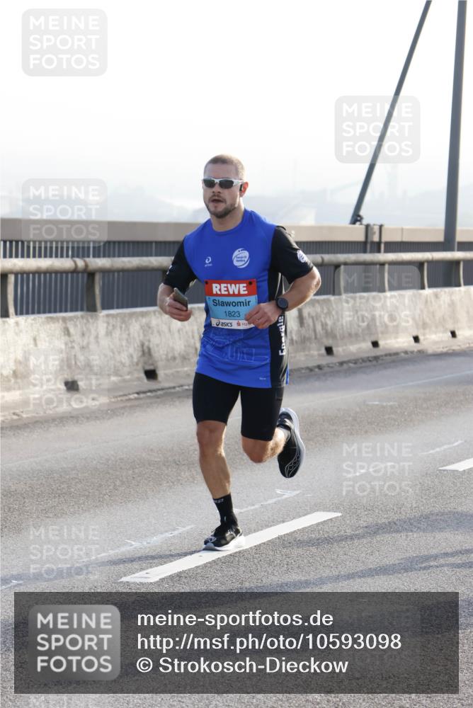03.10.2026 - Köhlbrandbrückenlauf Strokosch-Dieckow http://msf.ph/oto/10593098 03.10.2026 09:19:48 Position 1 1823 meine-sportfotos.de
